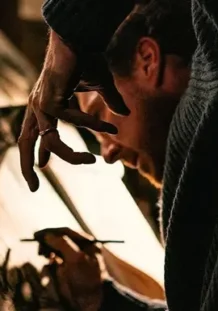 Esa cosa con alas y su oscura versión del duelo en Sitges 2025 Fotograma de la película The Things with feathers