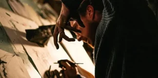 Esa cosa con alas y su oscura versión del duelo en Sitges 2025 Fotograma de la película The Things with feathers