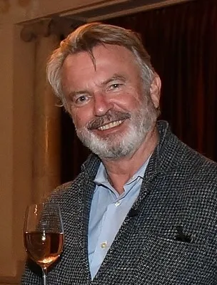 Sam Neill con una copa de vino